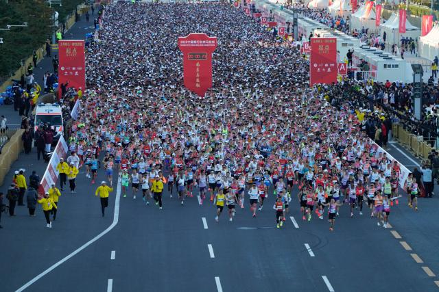 (251102) -- BEIJING, Nov. 2, 2025 (Xinhua) -- Participants start during the Beijing Marathon 2025 in Beijing, capital of China, Nov. 2, 2025. (Xinhua/Xie Han)