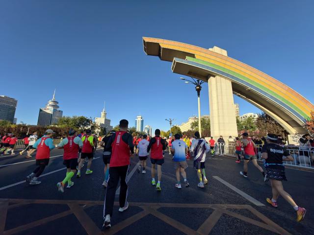 (251102) -- BEIJING, Nov. 2, 2025 (Xinhua) -- Participants compete during the Beijing Marathon 2025 in Beijing, capital of China, Nov. 2, 2025. (Xinhua/Ju Huanzong)
