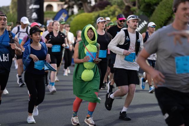 (251102) -- AUCKLAND, Nov. 2, 2025 (Xinhua) -- Participants start during New Zealand's 34th Auckland Marathon in Auckland, New Zealand, on Nov. 2, 2025. (Photo by Wu Jiaxiang/Xinhua)