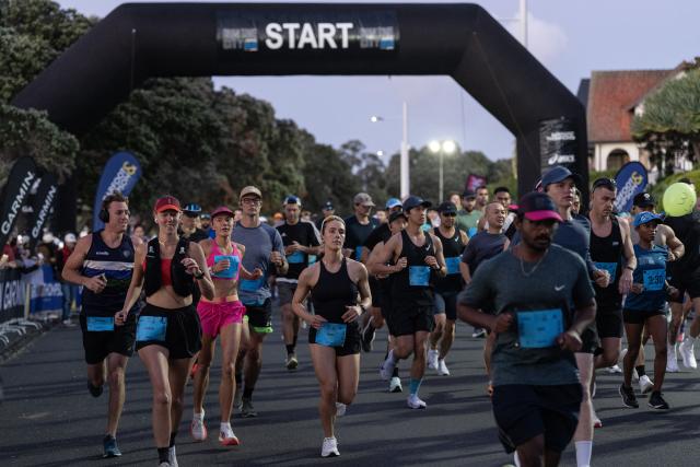 (251102) -- AUCKLAND, Nov. 2, 2025 (Xinhua) -- Participants start during New Zealand's 34th Auckland Marathon in Auckland, New Zealand, on Nov. 2, 2025. (Photo by Wu Jiaxiang/Xinhua)