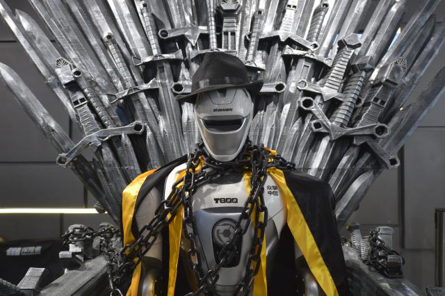 (251102) -- SHENZHEN, Nov. 2, 2025 (Xinhua) -- A humanoid robot of EngineAI, a robotic startup, is seen at a robot 6S store in Shenzhen, south China's Guangdong Province, Oct. 28, 2025. (Xinhua/Liu Lihang)