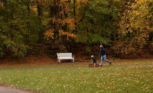 (251103) -- THE HAGUE, Nov. 3, 2025 (Xinhua) -- A man plays with a kid at a park in The Hague, the Netherlands, Nov. 2, 2025. (Xinhua/Shao Haijun)