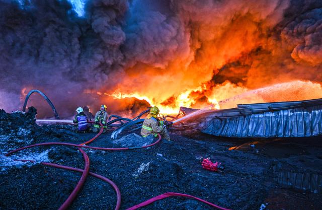 (251103) -- JAHRA GOVERNORATE, Nov. 3, 2025 (Xinhua) -- Firefighters attempt to put out a fire at a factory in Jahra Governorate, Kuwait, on Nov. 2, 2025.
  Kuwaiti firefighters successfully brought under control a massive fire that broke out on Sunday evening at a factory which contained aluminum, fiberglass materials and lithium batteries in Jahra Governorate. The cause of the fire is still under investigation, and no casualties have been reported. (Photo by Asad/Xinhua)