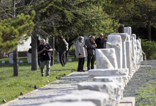 (251103) -- ANKARA, Nov. 3, 2025 (Xinhua) -- People visit the ruins of Roman baths in Ankara, Türkiye, Nov. 2, 2025.
  Covering an area of approximately 65,000 square meters, it offers a glimpse into the ancient Roman bath complex. (Mustafa Kaya/Handout via Xinhua)
