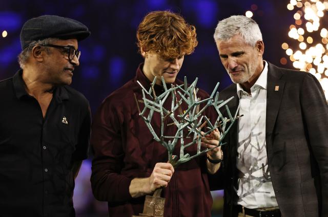(251103) -- PARIS, Nov. 3, 2025 (Xinhua) -- Former French tennis player Yannick Noah (L), Jannik Sinner and French Tennis Federation (FFT) president Gilles Moretton (R) look at the trophy during the reward presenting ceremony after the final match between Jannik Sinner of Italy and Felix Auger-Aliassime of Canada at the Paris ATP Masters 1000 tennis tournament at Paris La Defense Arena in Paris, France, on Nov. 2, 2025. (Xinhua/Gao Jing)