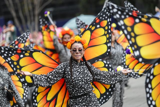 (251103) -- BEIJING, Nov. 3, 2025 (Xinhua) -- People in costumes and facial makeup participate in the Day of the Dead Parade in downtown Mexico City, capital of Mexico, Nov. 1, 2025. (Photo by Francisco Canedo/Xinhua)