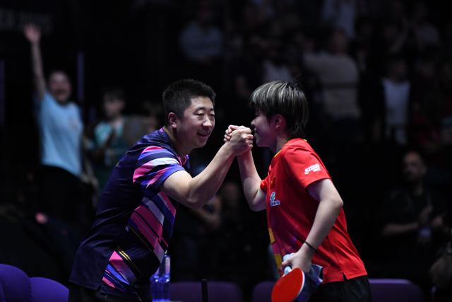 (251103) -- MONTPELLIER, Nov. 3, 2025 (Xinhua) -- Wang Yidi (R) of China celebrates with her coach after winning the women's singles final against Sabine Winter of Germany at the WTT Champions Montpellier 2025 in Montpellier, France, on Nov. 2, 2025. (Xinhua/Lian Yi)