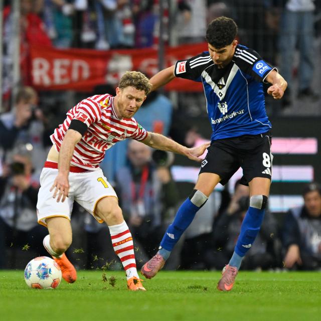 (251103) -- COLOGNE, Nov. 3, 2025 (Xinhua) -- Florian Kainz (L) of FC Cologne vies with Daniel Elfadli of Hamburger SV during the German first division Bundesliga football match between FC Cologne and Hamburger SV in Cologne, Germany, on Nov. 2, 2025. (Photo by Ulrich Hufnagel/Xinhua)