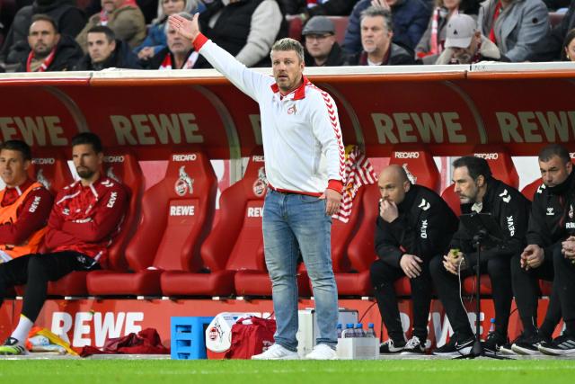 (251103) -- COLOGNE, Nov. 3, 2025 (Xinhua) -- FC Cologne's head coach Lukas Kwasniok (C) gestures during the German first division Bundesliga football match between FC Cologne and Hamburger SV in Cologne, Germany, on Nov. 2, 2025. (Photo by Ulrich Hufnagel/Xinhua)