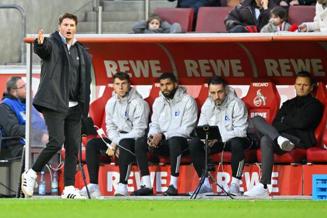 (251103) -- COLOGNE, Nov. 3, 2025 (Xinhua) -- Merlin Polzin (1st L), head coach of Hamburger SV, gestures during the German first division Bundesliga football match between FC Cologne and Hamburger SV in Cologne, Germany, on Nov. 2, 2025. (Photo by Ulrich Hufnagel/Xinhua)