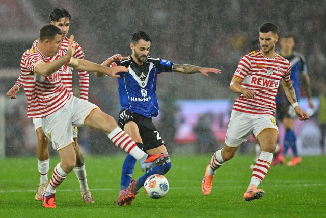(251103) -- COLOGNE, Nov. 3, 2025 (Xinhua) -- Fabio Vieira (2nd R) of Hamburger SV breaks through during the German first division Bundesliga football match between FC Cologne and Hamburger SV in Cologne, Germany, on Nov. 2, 2025. (Photo by Ulrich Hufnagel/Xinhua)
