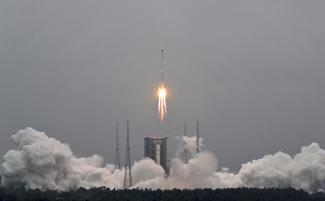 (251103) -- WENCHANG, Nov. 3, 2025 (Xinhua) -- A modified Long March-7 carrier rocket carrying the Yaogan-46 satellite blasts off from the Wenchang Spacecraft Launch Site in south China's Hainan Province, Nov. 3, 2025.
  The satellite was launched at 11:47 a.m. (Beijing Time) and has entered the preset orbit successfully. (Xinhua/Guo Cheng)