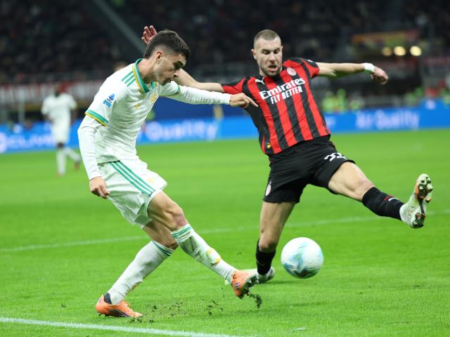 (251103) -- MILAN, Nov. 3, 2025 (Xinhua) -- AC Milan's Strahinja Pavlovic (R) vies with Roma's Matias Soule during a Serie A football match between AC Milan and Roma in Milan, Italy, on Nov. 2, 2025. (Xinhua/Li Jing)