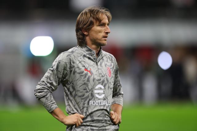 (251103) -- MILAN, Nov. 3, 2025 (Xinhua) -- AC Milan's Luka Modric reacts before a Serie A football match between AC Milan and Roma in Milan, Italy, on Nov. 2, 2025. (Xinhua/Li Jing)