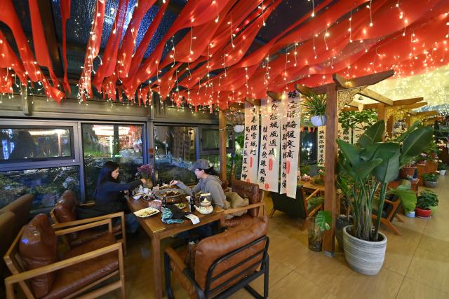 (251103) -- GANZI, Nov. 3, 2025 (Xinhua) -- People dine at a restaurant in Kangding City, Ganzi Tibetan Autonomous Prefecture, southwest China's Sichuan Province, Nov. 1, 2025. In recent years, Ganzi Tibetan Autonomous Prefecture has leveraged its natural scenic advantages to develop its cultural and tourism industry. From January to October this year, the prefecture has received over 40 million tourist trips, setting a new record for the same period. (Xinhua/Xiao Xiao)