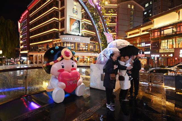 (251103) -- GANZI, Nov. 3, 2025 (Xinhua) -- Tourists pose for photo in Kangding City, Ganzi Tibetan Autonomous Prefecture, southwest China's Sichuan Province, Nov. 1, 2025. In recent years, Ganzi Tibetan Autonomous Prefecture has leveraged its natural scenic advantages to develop its cultural and tourism industry. From January to October this year, the prefecture has received over 40 million tourist trips, setting a new record for the same period. (Xinhua/Xiao Xiao)