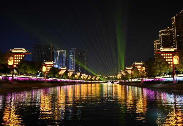(251103) -- CANGZHOU, Nov. 3, 2025 (Xinhua) -- This photo taken on Oct. 29, 2025 shows the night scenery of the Grand Canal in Yunhe District of Cangzhou, north China's Hebei Province.
  The Grand Canal, which connects Beijing in northern China and the eastern Chinese city of Hangzhou, has a history of more than 2,500 years and is known as the world's longest artificial waterway. An embankment road has been built along the Cangzhou section of the canal, extending 308 kilometers and connecting over 300 villages across the city. The road links natural landscapes, historical and cultural sites, and human landscapes along its line. In addition, more than ten themed parks and relevant supporting facilities have been accordingly constructed along the line, forming a multi-functional space that integrates tourism, leisure, fitness, and recreation activities. The road has not only benefited the locals but also promoted regional connectivity and injected vitality into economic and social development. (Xinhua/Mu Yu)