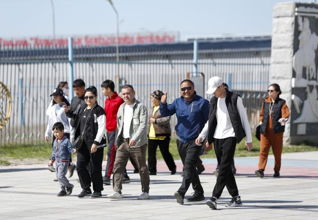 (251103) -- URUMQI, Nov. 3, 2025 (Xinhua) -- Travelers from Kazakhstan enter the China-Kazakhstan Horgos International Border Cooperation Center in Horgos, northwest China's Xinjiang Uygur Autonomous Region, April 19, 2024. (Xinhua/Chen Shuo)