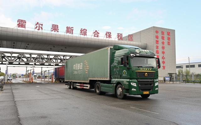 (251103) -- URUMQI, Nov. 3, 2025 (Xinhua) -- A postal truck leaves the comprehensive bonded zone of Horgos in Horgos, northwest China's Xinjiang Uygur Autonomous Region, Sept. 11, 2025. (Xinhua/Li He)