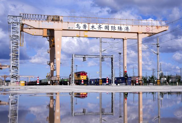 (251103) -- URUMQI, Nov. 3, 2025 (Xinhua) -- A China-Europe freight train leaves the Urumqi International Land Port Area in Urumqi, northwest China's Xinjiang Uygur Autonomous Region, May 27, 2024. (Xinhua/Wang Fei)