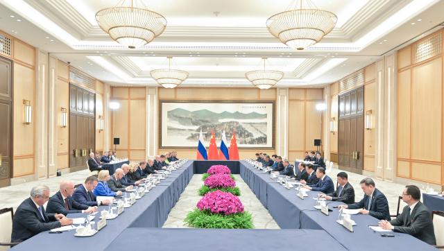 (251103) -- HANGZHOU, Nov. 3, 2025 (Xinhua) -- Chinese Premier Li Qiang co-chairs the 30th regular meeting of the Chinese and Russian heads of government with Russian Prime Minister Mikhail Mishustin in Hangzhou, east China's Zhejiang Province, Nov. 3, 2025. (Xinhua/Gao Jie)