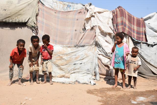 (251103) -- ADEN(YEMEN), Nov. 3, 2025 (Xinhua) -- Displaced children stand near their tents at a camp on the outskirts of Aden, Yemen, Nov. 3, 2025. TO GO WITH "Feature: Bitter cold, tattered tents -- displaced Yemenis brace for harsher winter" (Photo by Murad/Xinhua)