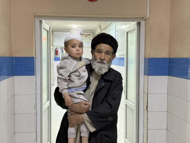 (251103) -- AIBAK CITY(AFGHANISTAN), Nov. 3, 2025 (Xinhua) -- Photo taken on Nov. 3, 2025 shows injured people at a hospital in Aibak City, the capital of Samangan Province, Afghanistan. An earthquake in northern Afghanistan has left 24 people dead and more than 630 injured, most of them with minor injuries, Afghanistan's National Disaster Management Authority said on Monday. (Photo by Saifurahman Safi/Xinhua)