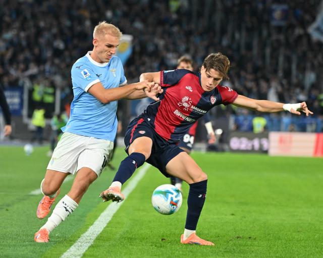 (251104) -- ROME, Nov. 4, 2025 (Xinhua) -- Lazio's Gustav Isaksen (L) vies with Cagliari's Marco Palestra during a Serie A football match between Lazio and Cagliari in Rome, Italy, on Nov.3, 2025. (Photo by Alberto Lingria/Xinhua)
