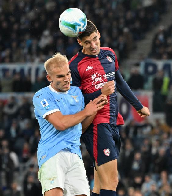 (251104) -- ROME, Nov. 4, 2025 (Xinhua) -- Lazio's Gustav Isaksen (L) vies with Cagliari's Matteo Prati during a Serie A football match between Lazio and Cagliari in Rome, Italy, on Nov.3, 2025. (Photo by Alberto Lingria/Xinhua)