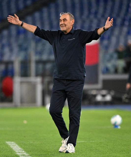 (251104) -- ROME, Nov. 4, 2025 (Xinhua) -- Lazio's head coach Maurizio Sarri gestures during a Serie A football match between Lazio and Cagliari in Rome, Italy, on Nov.3, 2025. (Photo by Alberto Lingria/Xinhua)
