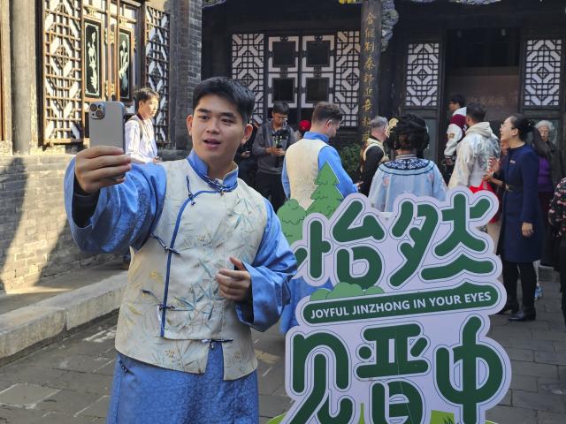 (251104) -- TAIYUAN, Nov. 4, 2025 (Xinhua) -- Veldesen Yaputra shoots a video at Rishengchang, China's first draft bank, in the ancient town of Pingyao in north China's Shanxi Province, Oct. 15, 2025.
  TO GO WITH "Feature: A Chinese-Indonesian student's architectural pursuit" (Xinhua/Li Yuanhao)