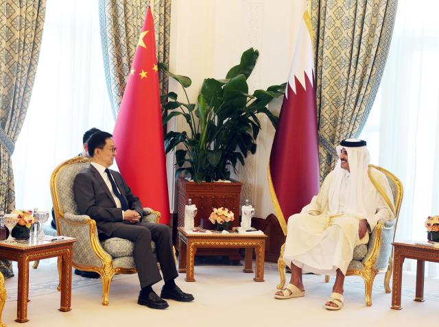 (251103) -- DOHA, Nov. 3, 2025 (Xinhua) -- Chinese Vice President Han Zheng, who is in Doha for the Second World Summit for Social Development, meets with Qatari Emir Sheikh Tamim bin Hamad Al-Thani in Doha, Qatar, Nov. 3, 2025. (Xinhua/Liu Weibing)