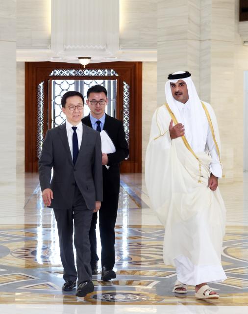 (251103) -- DOHA, Nov. 3, 2025 (Xinhua) -- Chinese Vice President Han Zheng, who is in Doha for the Second World Summit for Social Development, meets with Qatari Emir Sheikh Tamim bin Hamad Al-Thani in Doha, Qatar, Nov. 3, 2025. (Xinhua/Liu Weibing)