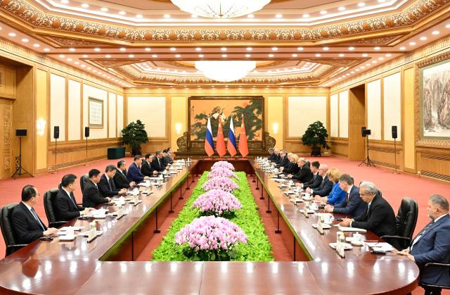 (251104) -- BEIJING, Nov. 4, 2025 (Xinhua) -- Chinese President Xi Jinping meets with Russian Prime Minister Mikhail Mishustin at the Great Hall of the People in Beijing, capital of China, Nov. 4, 2025. (Xinhua/Shen Hong)