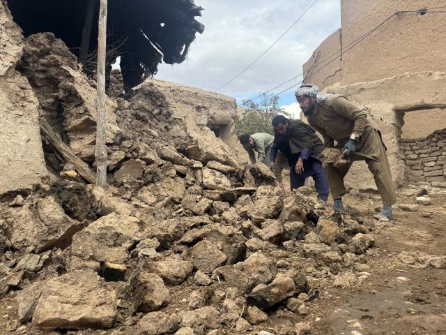 (251104) -- KHULM, Nov. 4, 2025 (Xinhua) -- People clear the debris of the collapsed houses in Khulm area, Afghanistan, Nov. 4, 2025. An earthquake in northern Afghanistan has left 24 people dead and more than 630 injured, most of them with minor injuries, Afghanistan's National Disaster Management Authority said on Monday.
   The epicenter of the earthquake was located in Khulm area. The quake had a magnitude of 6.3 and occurred at a depth of 28 kilometers. The affected areas included the provinces of Balkh, Samangan, Kunduz, Sar-e-Pul and Jawzjan. (Photo by Saifurahman Safi/Xinhua)