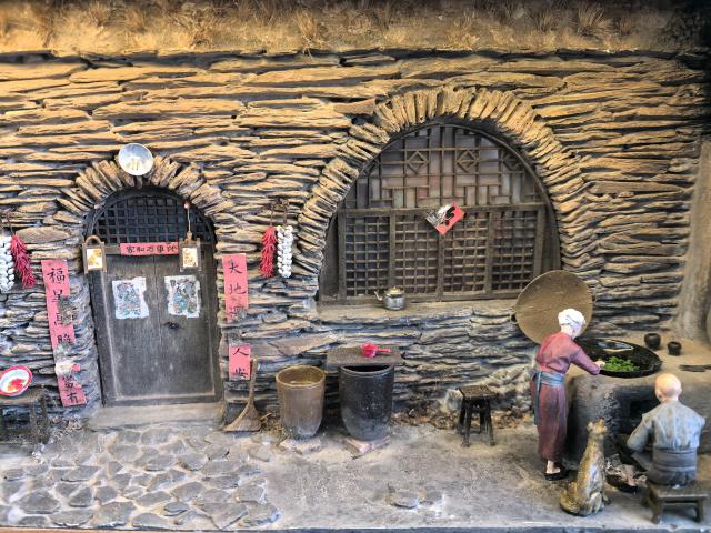 (251104) -- YANTAI, Nov. 4, 2025 (Xinhua) -- This photo taken on Oct. 29, 2025 shows a miniature model made by Lu Qinghuan's team in Yantai, east China's Shandong Province. TO GO WITH: "Across China: China's Gen-Z artist captures nostalgia for old houses with miniature models" (Xinhua)