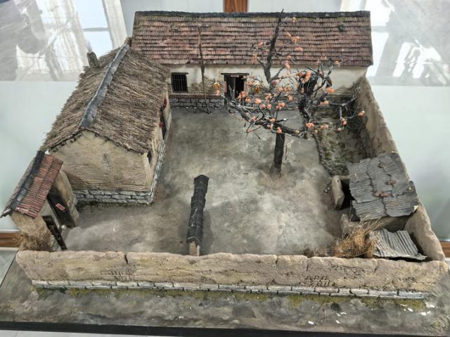 (251104) -- YANTAI, Nov. 4, 2025 (Xinhua) -- This photo taken on Oct. 29, 2025 shows a miniature model made by Lu Qinghuan's team in Yantai, east China's Shandong Province. TO GO WITH: "Across China: China's Gen-Z artist captures nostalgia for old houses with miniature models" (Xinhua)