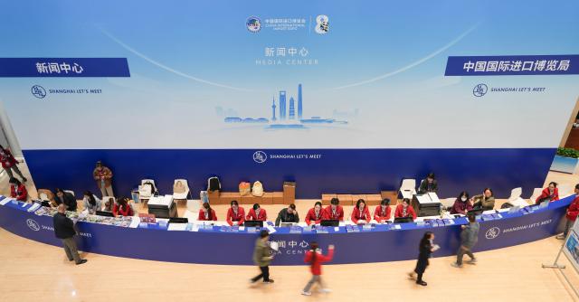 (251104) -- SHANGHAI, Nov. 4, 2025 (Xinhua) -- This photo taken on Nov. 4, 2025 shows the media center of the eighth China International Import Expo (CIIE) in east China's Shanghai. The eighth CIIE will be held in Shanghai from Nov. 5 to 10. (Xinhua/Ren Pengfei)
