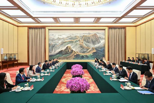 (251104) -- BEIJING, Nov. 4, 2025 (Xinhua) -- Li Hongzhong, a member of the Political Bureau of the Communist Party of China (CPC) Central Committee and vice chairman of the National People's Congress Standing Committee, meets with Bui Quang Huy, vice president of the Central Committee of the Vietnam Fatherland Front and first secretary of the Central Committee of the Ho Chi Minh Communist Youth Union, in Beijing, capital of China, Nov. 4, 2025. (Xinhua/Li Xin)