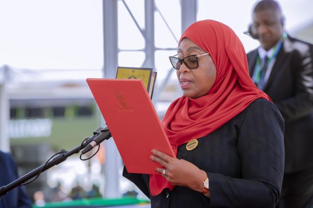 (251104) -- DODOMA, Nov. 4, 2025 (Xinhua) -- Tanzanian President Samia Suluhu Hassan takes the oath during the inauguration ceremony held in Dodoma, Tanzania, Nov. 3, 2025. Tanzanian President Samia Suluhu Hassan was sworn in on Monday for a five-year term, after she secured 97.66 percent of the vote in the recent general elections. (Tanzania State House/Handout via Xinhua)