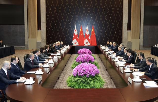 (251104) -- SHANGHAI, Nov. 4, 2025 (Xinhua) -- Chinese Premier Li Qiang meets with Georgian Prime Minister Irakli Kobakhidze, who is in China to attend the eighth China International Import Expo (CIIE), in Shanghai, east China, Nov. 4, 2025. (Xinhua/Huang Jingwen)