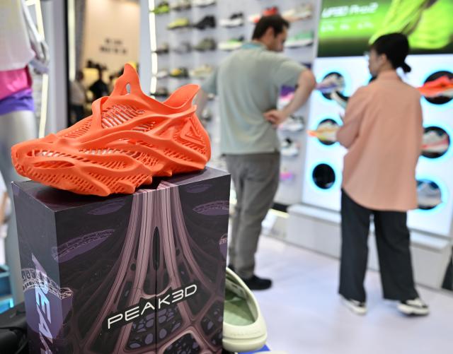 (251104) -- GUANGZHOU, Nov. 4, 2025 (Xinhua) -- This photo taken on Nov. 3, 2025 shows a 3D-printed shoe during the 138th edition of the China Import and Export Fair in Guangzhou, south China's Guangdong Province. The 138th Canton Fair, known officially as the China Import and Export Fair, came to a close on Tuesday in Guangzhou, the capital city of south China's Guangdong Province, having seen a record number of overseas buyers attend. (Xinhua/Xiao Ennan)
