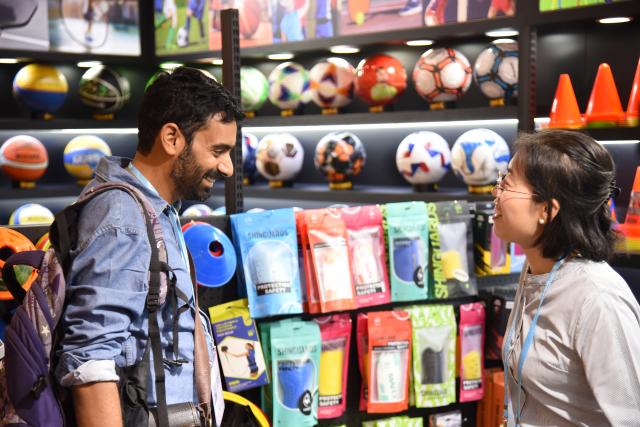 (251104) -- GUANGZHOU, Nov. 4, 2025 (Xinhua) -- A buyer communicates with an exhibitor during the 138th edition of the China Import and Export Fair in Guangzhou, south China's Guangdong Province, Nov. 2, 2025. The 138th Canton Fair, known officially as the China Import and Export Fair, came to a close on Tuesday in Guangzhou, the capital city of south China's Guangdong Province, having seen a record number of overseas buyers attend. (Xinhua/Hong Zehua)