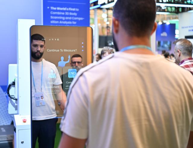 (251104) -- GUANGZHOU, Nov. 4, 2025 (Xinhua) -- A buyer experiences an intelligent body measurement equipment during the 138th edition of the China Import and Export Fair in Guangzhou, south China's Guangdong Province, Nov. 3, 2025. The 138th Canton Fair, known officially as the China Import and Export Fair, came to a close on Tuesday in Guangzhou, the capital city of south China's Guangdong Province, having seen a record number of overseas buyers attend. (Xinhua/Xiao Ennan)