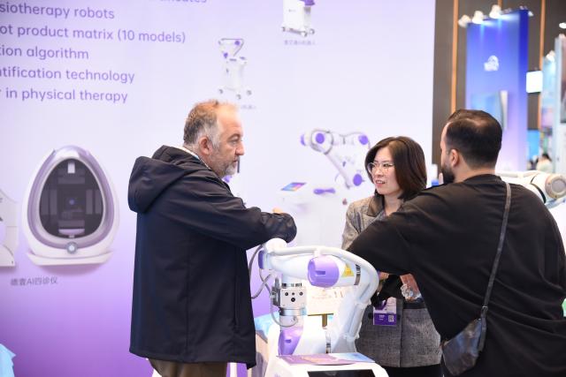 (251104) -- GUANGZHOU, Nov. 4, 2025 (Xinhua) -- Buyers learn about an intelligent medical equipment during the 138th edition of the China Import and Export Fair in Guangzhou, south China's Guangdong Province, Nov. 4, 2025. The 138th Canton Fair, known officially as the China Import and Export Fair, came to a close on Tuesday in Guangzhou, the capital city of south China's Guangdong Province, having seen a record number of overseas buyers attend. (Xinhua/Hong Zehua)
