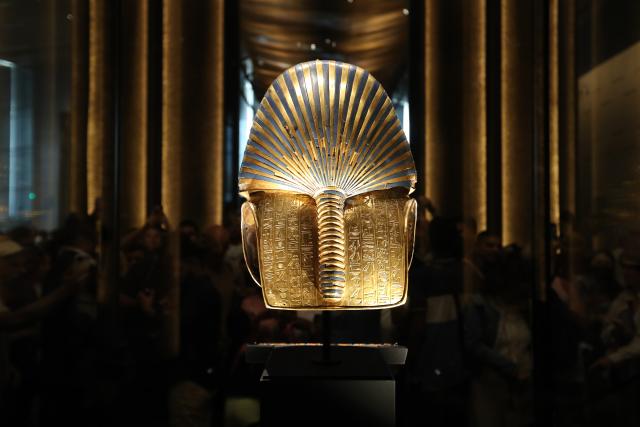 (251104) -- CAIRO, Nov. 4, 2025 (Xinhua) -- This photo taken on Nov. 4, 2025 shows the back of the golden mask at the King Tutankhamun exhibition hall of the Grand Egyptian Museum in Giza, Egypt. The Grand Egyptian Museum (GEM) , the world's largest museum dedicated to a single civilization, opened to the public on Tuesday. (Xinhua/Sui Xiankai)
