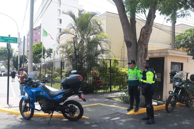(251104) -- LIMA, Nov. 4, 2025 (Xinhua) -- Peruvian police officers stand guard outside the Mexican Embassy in Lima, Peru, Nov. 4, 2025. The government of Peru has decided to break diplomatic relations with Mexico, Peruvian Foreign Minister Hugo de Zela told a press conference on Monday. (Photo by Mariana Bazo/Xinhua)