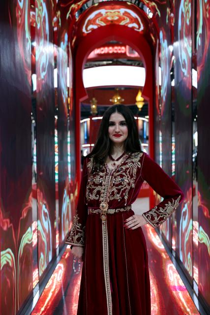 (251104) -- LONDON, Nov. 4, 2025 (Xinhua) -- A model poses for photos at the booth of Morocco during the World Travel Market (WTM) London 2025 in London, Britain, Nov. 4, 2025. The WTM London 2025 opened on Tuesday and will continue until Thursday. (Xinhua/Li Ying)