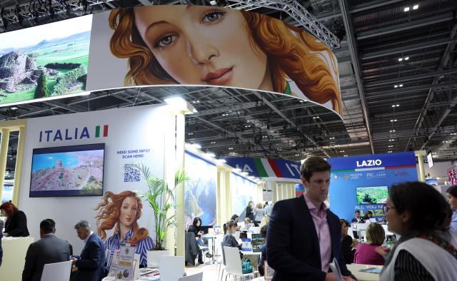 (251104) -- LONDON, Nov. 4, 2025 (Xinhua) -- People talk at the booth of Italy during the World Travel Market (WTM) London 2025 in London, Britain, Nov. 4, 2025. The WTM London 2025 opened on Tuesday and will continue until Thursday. (Xinhua/Li Ying)