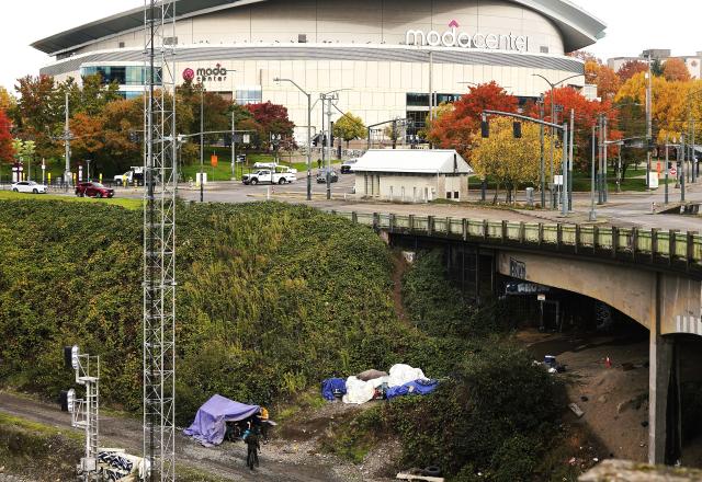 (251104) -- PORTLAND, Nov. 4, 2025 (Xinhua) -- Homeless persons are seen camping near Moda Center in Portland, Oregon, the United States, Nov. 4, 2025. The U.S. Senate on Tuesday again failed to pass a temporary funding bill, marking the 14th unsuccessful attempt. This means the federal government shutdown is on track to surpass the 35-day record set during the 2018-2019 shutdown and become the longest in U.S. history. (Xinhua/Wu Xiaoling)